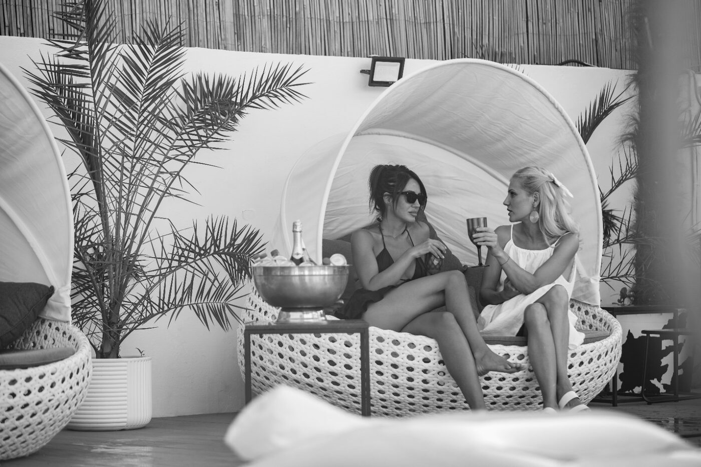 Zonă lounge cu cabane